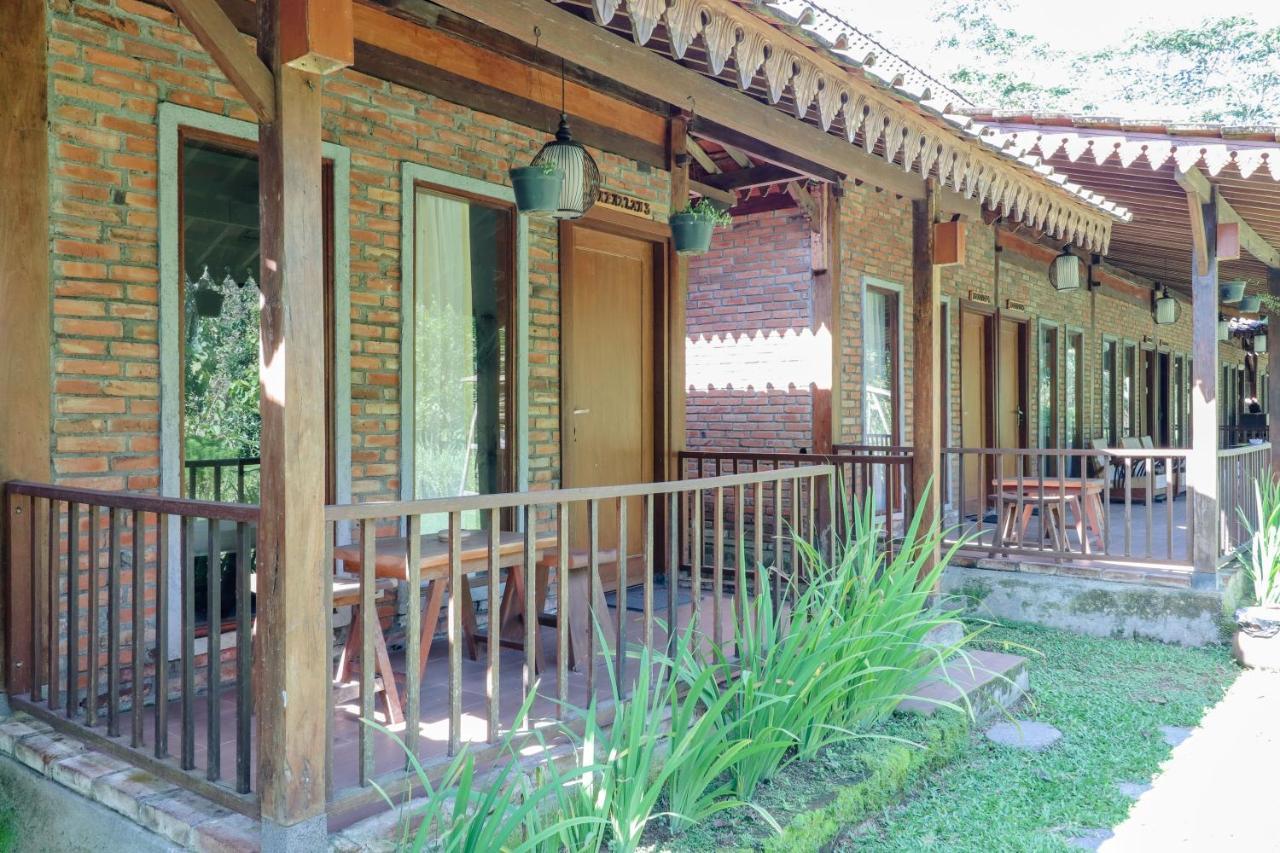 Balkondes Kenalan Hotel Магеланг Екстериор снимка