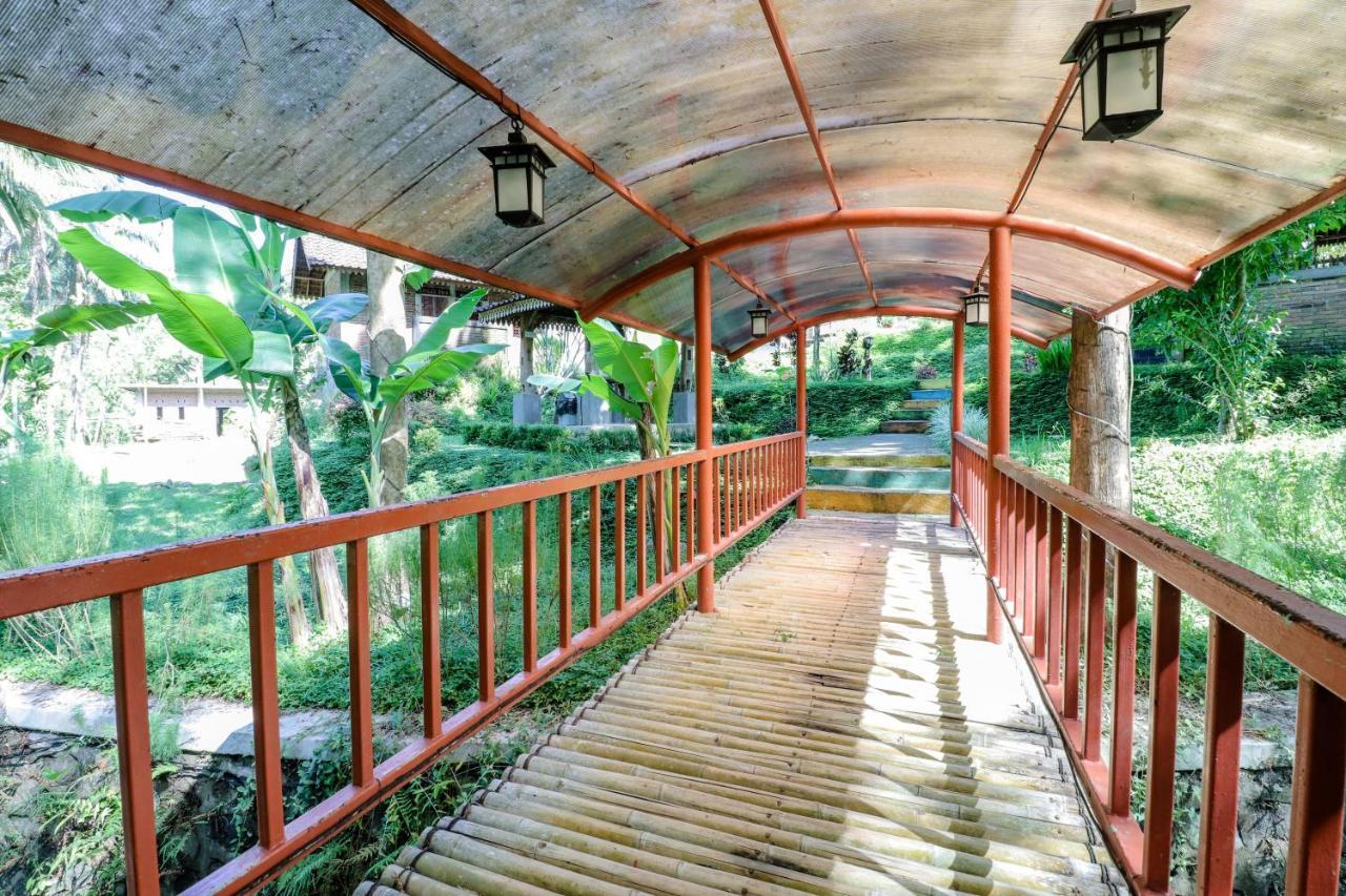 Balkondes Kenalan Hotel Магеланг Екстериор снимка